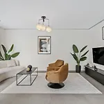 Luxury 2Br, Free Parking, Balcony