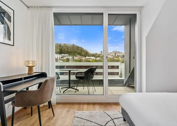 Luxury 2Br, Free Parking, Balcony