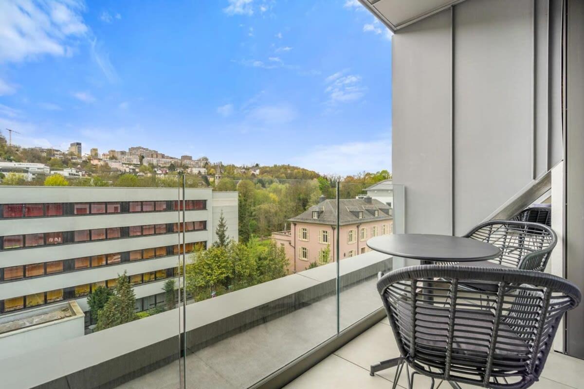 Luxury 2br, Free Parking, Balcony Apartment