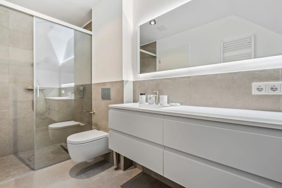 Luxury 2br, Free Parking, Balcony Apartment
