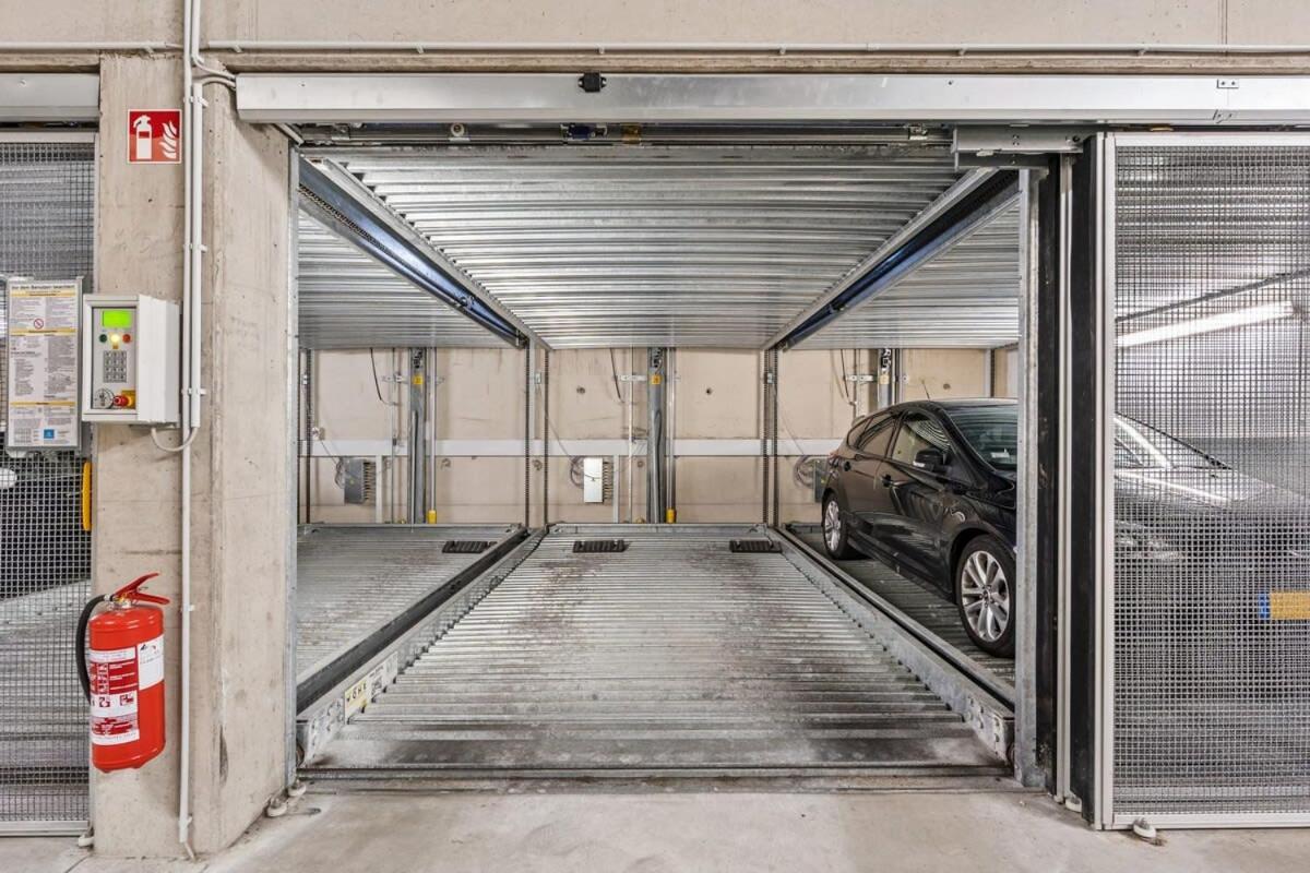 Luxury 2br, Free Parking, Balcony Apartment *